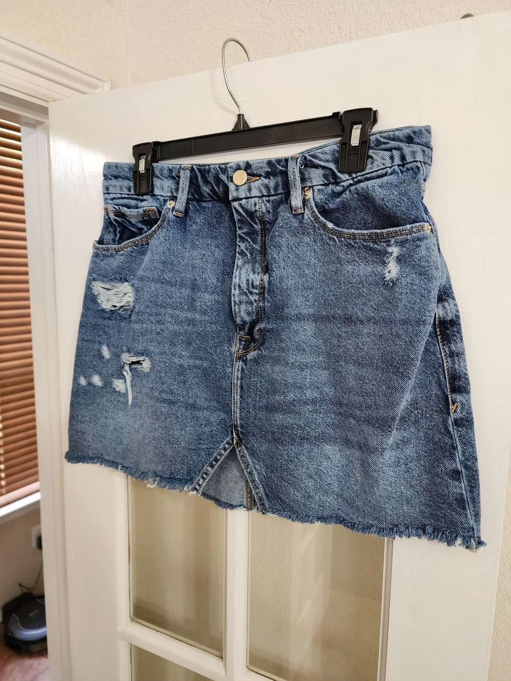 Good American Distressed Denim Mini Skirt Raw Hem Slit Size 10/30